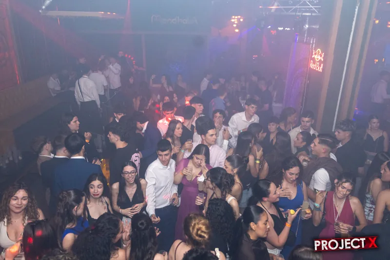 La pista a reventar entre humo y luces, graduación 2026
